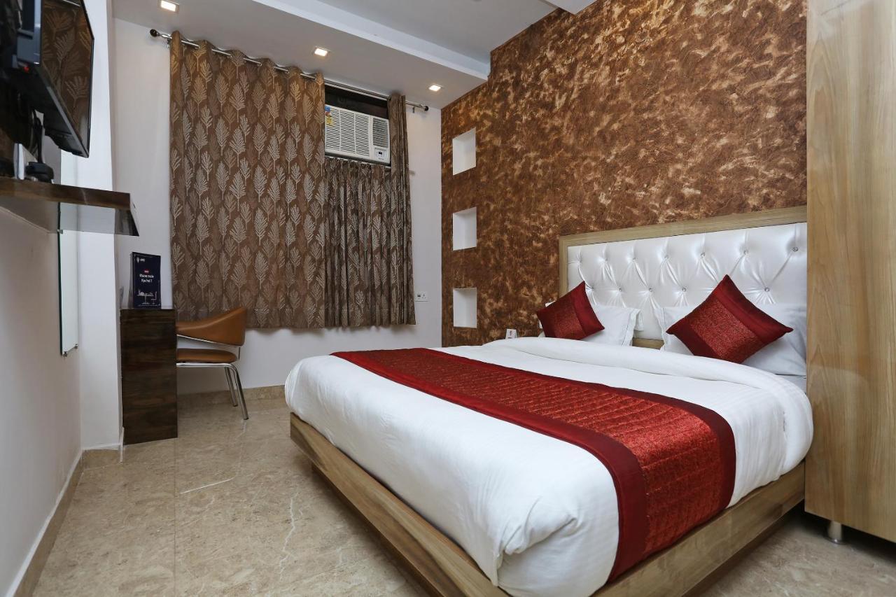 Oyo 12673 The Diplomat Inn Делі Екстер'єр фото